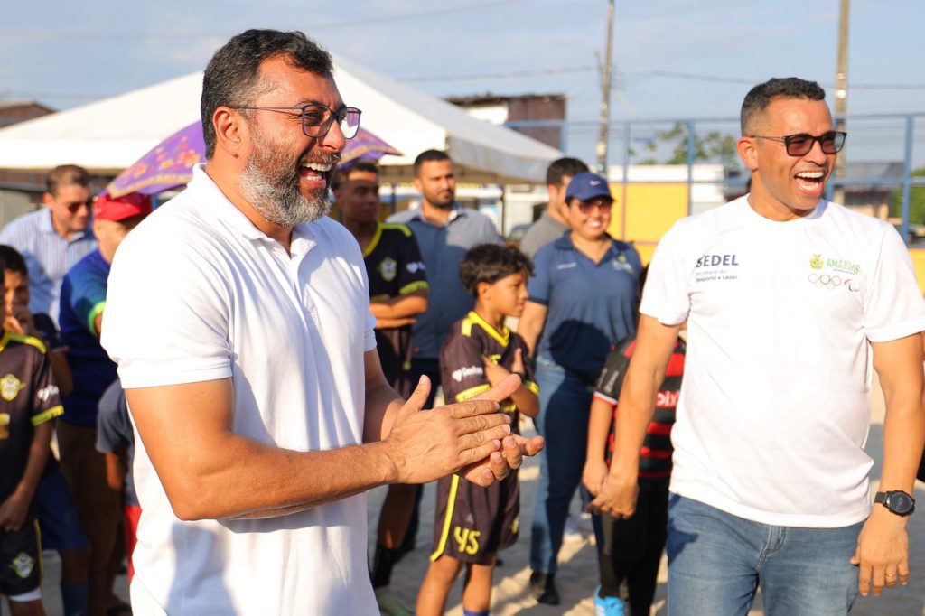 O governador Wilson Lima realizou, nesta terça-feira (20/08), a entrega do Campo do Vermelhão, no bairro Mauazinho, zona leste, após o local ser totalmente revitalizado pelo Governo do Amazonas. A medida vai beneficiar quase 30 mil moradores da comunidade, promovendo o esporte, lazer e tornando o espaço em área para eventos.
