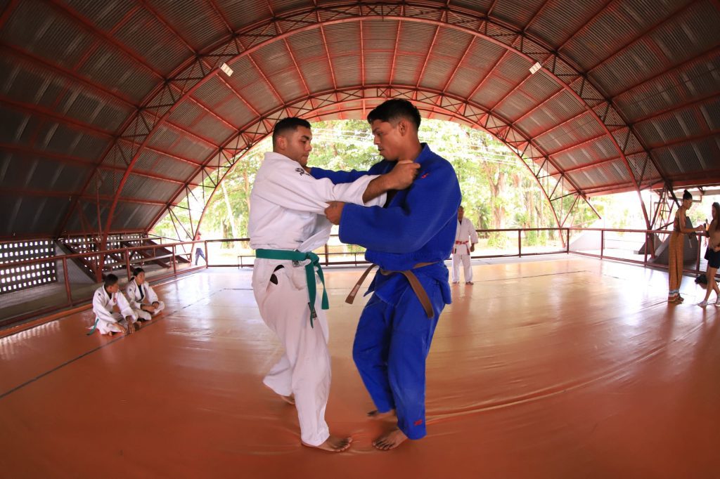 Elielton Lira de Oliveira, de 30 anos, é um paratleta amazonense de judô e representará o estado nos Jogos Paralímpicos de 2024 na categoria J1 até 60 kg. Apoiado pelo Governo do Amazonas, ele é atualmente o primeiro colocado no ranking brasileiro da categoria, e segundo no internacional.
