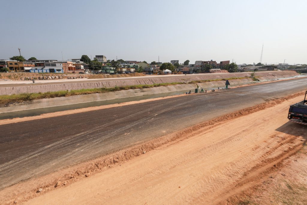 O governador Wilson Lima acompanhou, nesta segunda-feira (19/08), a fase final de obras da ligação viária construída entre as avenidas Silves e Maués, na zona sul de Manaus.