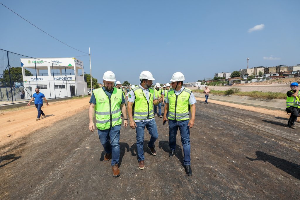 O governador Wilson Lima acompanhou, nesta segunda-feira (19/08), a fase final de obras da ligação viária construída entre as avenidas Silves e Maués, na zona sul de Manaus.