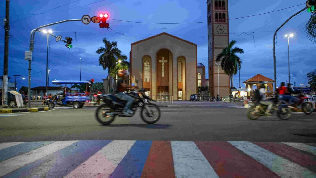 Catedral de Nossa Senhora do Carmo em Parintins com tráfego em frente.