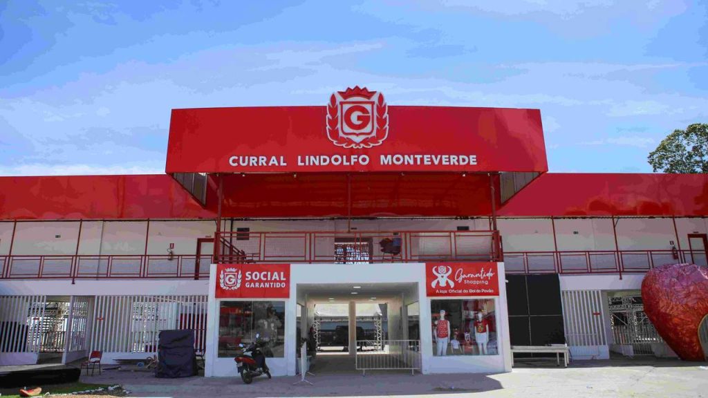 Fachada do Curral Lindolfo Monteverde, do Boi Garantido, com estrutura vermelha e letreiro.