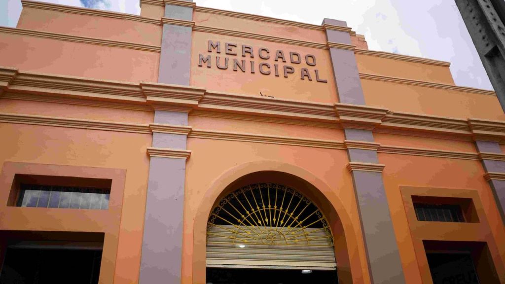 Fachada do Mercado Municipal de Parintins, com letreiro em destaque.