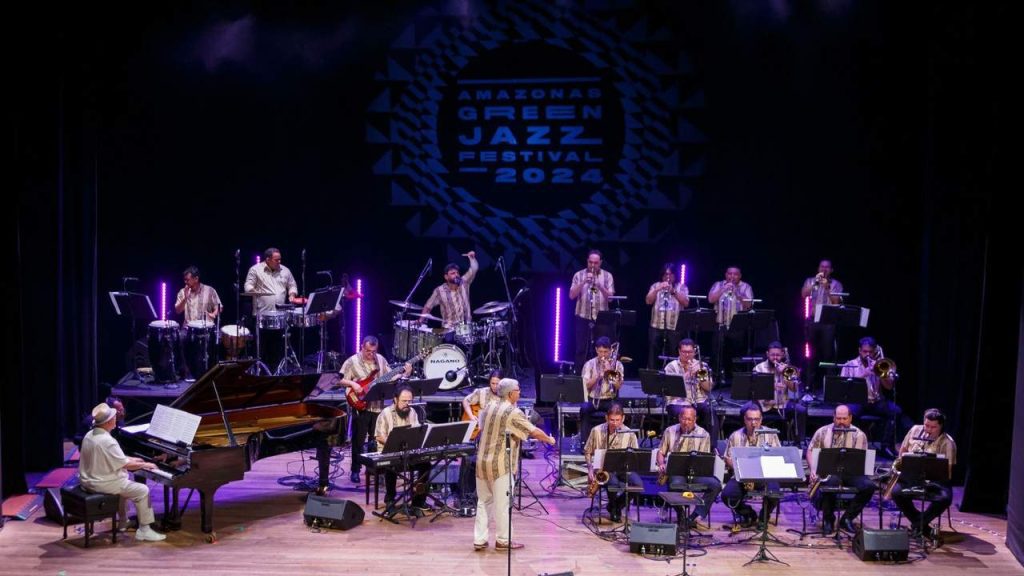 Banda se apresenta no palco do Amazonas Green Jazz Festival 2024.
