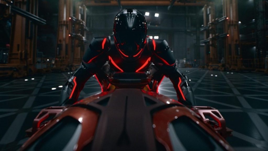Personagem em traje futurista pilotando veículo em Tron: Ares